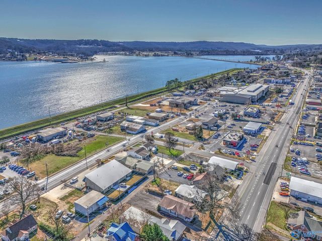 1640A Blount Avenue, Guntersville, AL 35976