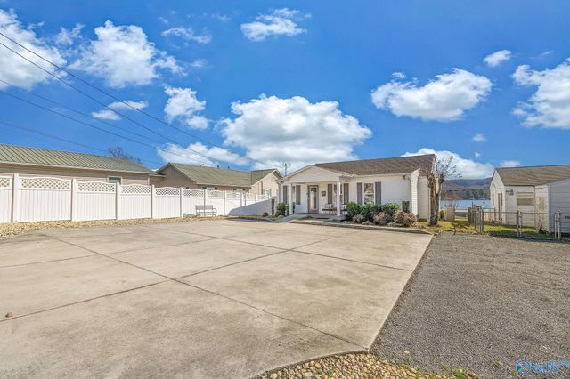 1640A Blount Avenue, Guntersville, AL 35976