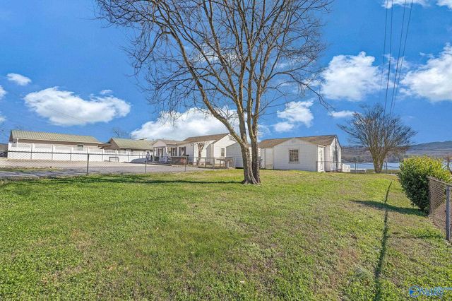 1640A Blount Avenue, Guntersville, AL 35976