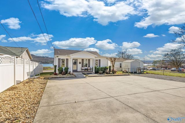 1640A Blount Avenue, Guntersville, AL 35976