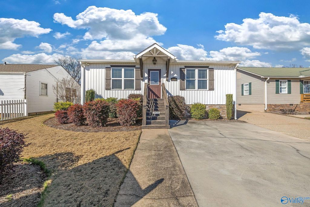 1640A Blount Avenue, Guntersville, AL 35976