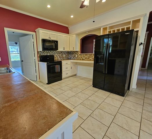 5731 N Cape Drive, Chandler, TX 75758