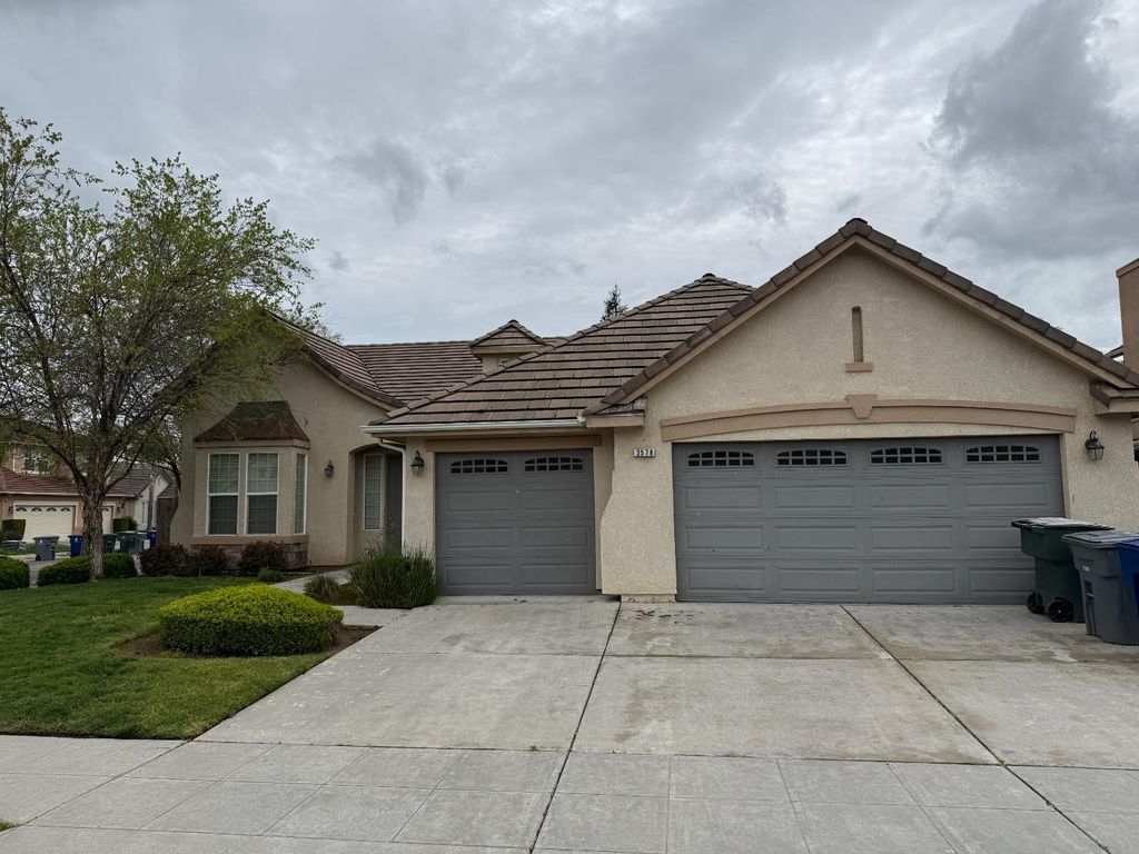 2578 Warner Avenue, Clovis, CA 93611