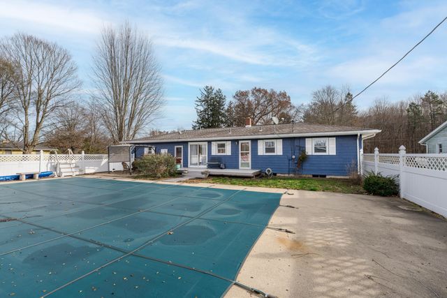 733 Hazen Street, Paw Paw Vllg, MI 49079