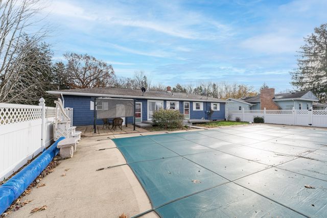733 Hazen Street, Paw Paw Vllg, MI 49079