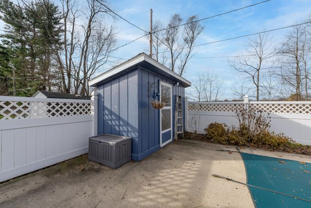 733 Hazen Street, Paw Paw Vllg, MI 49079