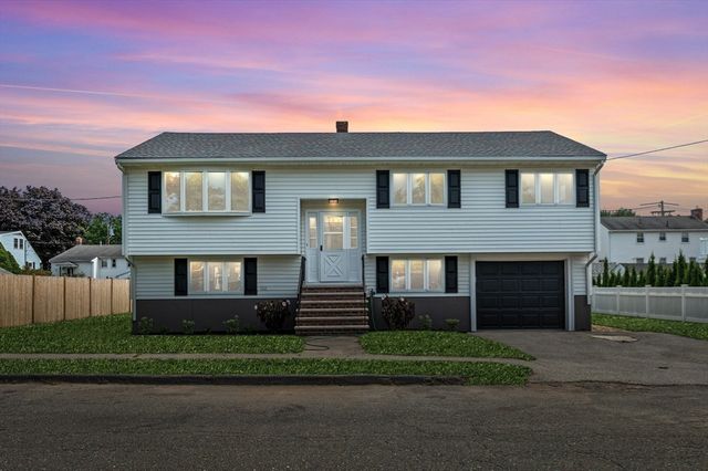 15 Canterbury Dr, Peabody, MA 01960
