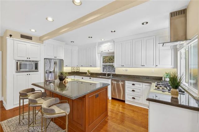 120 N Loreta Walk, Long Beach, CA 90803