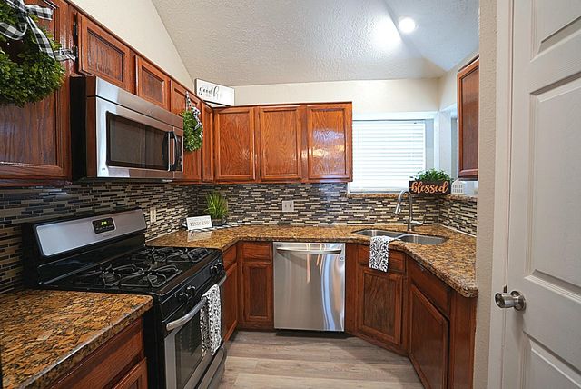 133 Cotton Drive, Lake Jackson, TX 77566