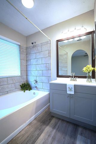 133 Cotton Drive, Lake Jackson, TX 77566