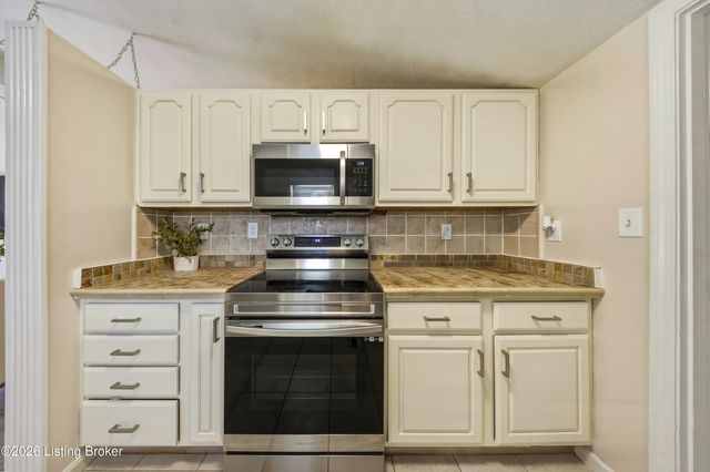 2830 Rockhaven Ave, Louisville, KY 40220