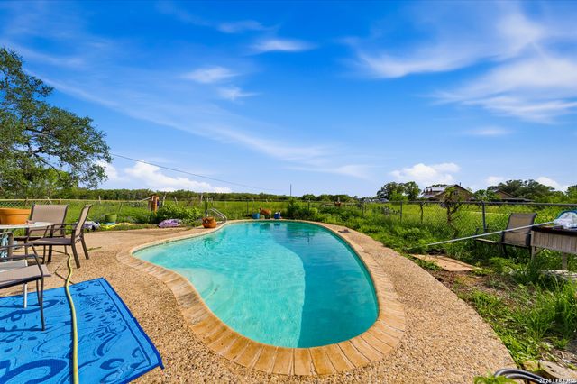 250 County Road 241, Hondo, TX 78861