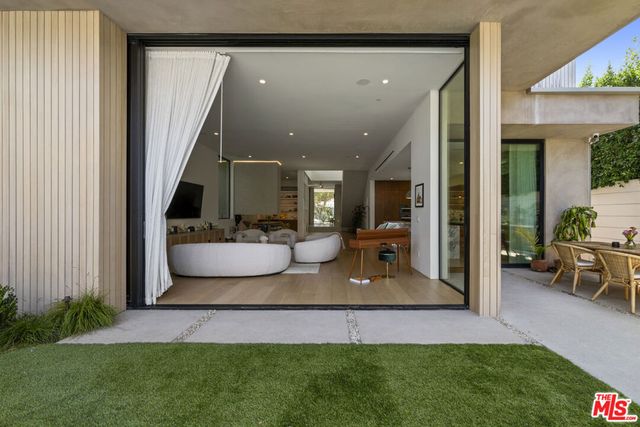 513 N Martel Avenue, Los Angeles, CA 90036