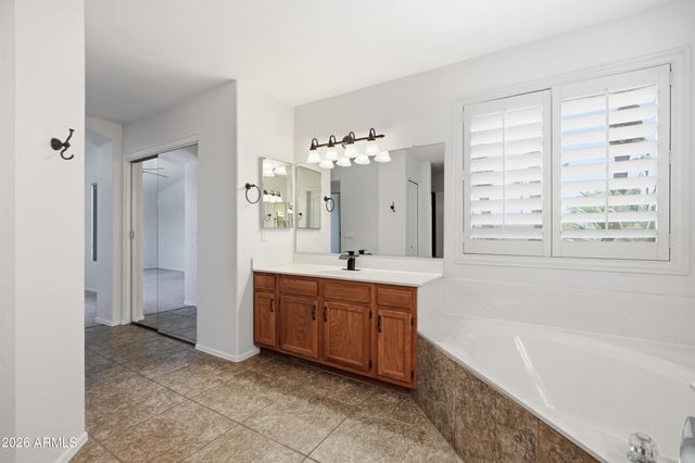 1231 W ISLANDIA Drive, Gilbert, AZ 85233