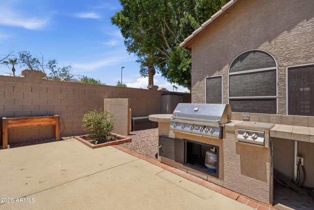 1231 W ISLANDIA Drive, Gilbert, AZ 85233