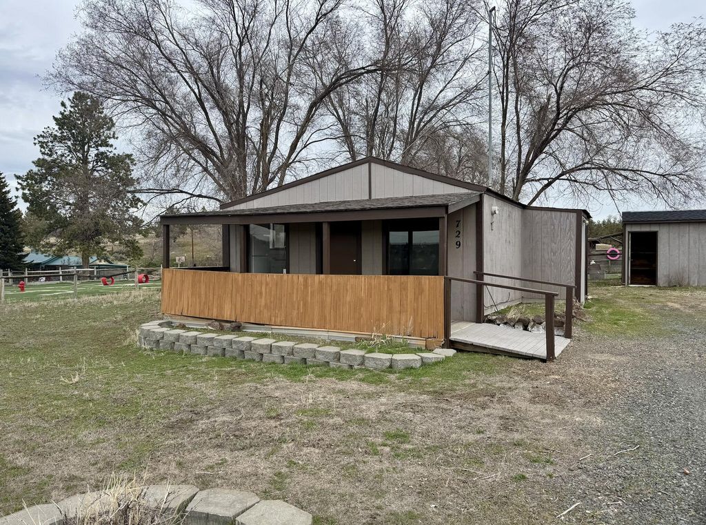 729 SE Grizzly Road, Madras, OR 97741