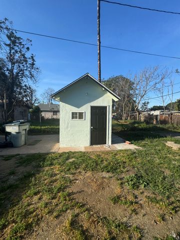 623 S Whitney Avenue, Fresno, CA 93702