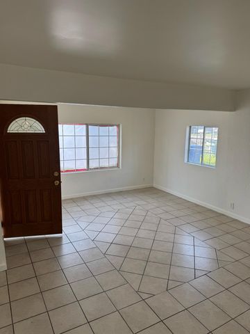 623 S Whitney Avenue, Fresno, CA 93702