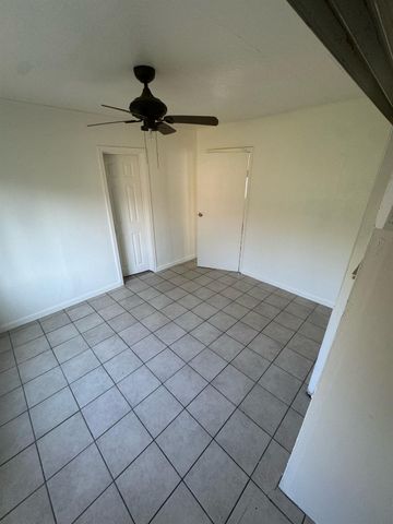 623 S Whitney Avenue, Fresno, CA 93702