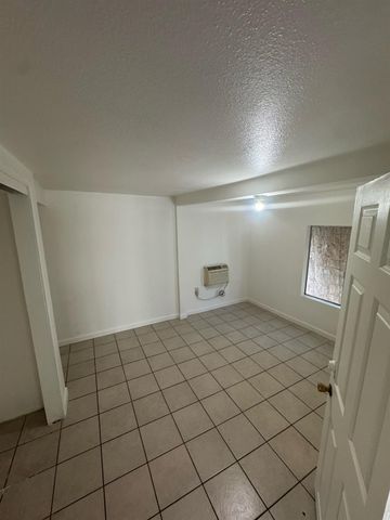 623 S Whitney Avenue, Fresno, CA 93702