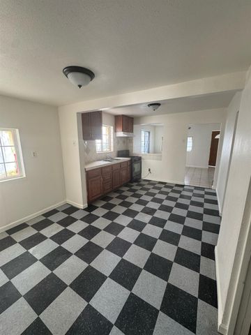 623 S Whitney Avenue, Fresno, CA 93702