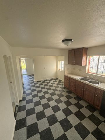 623 S Whitney Avenue, Fresno, CA 93702