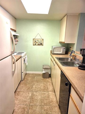 503 ALBEE FARM ROAD B15, Venice, FL 34285