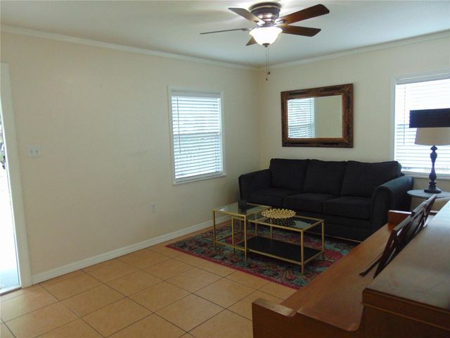 3215 W HARTNETT AVENUE, Tampa, FL 33611