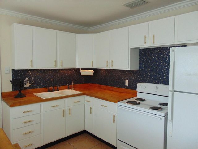 3215 W HARTNETT AVENUE, Tampa, FL 33611