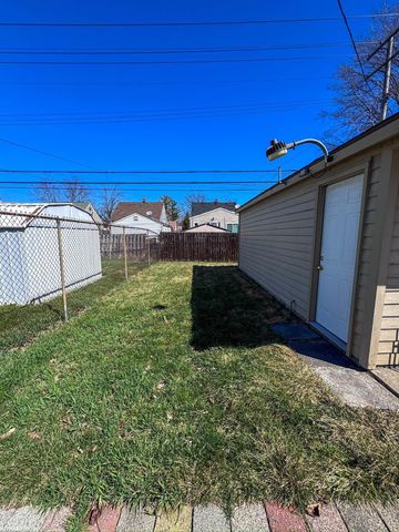 19389 Roscommon Street, Harper Woods, MI 48225