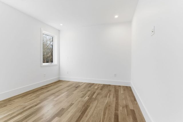 82 Louise Rd 82, Newton, MA 02467