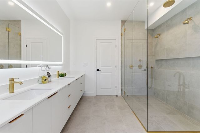 82 Louise Rd 82, Newton, MA 02467