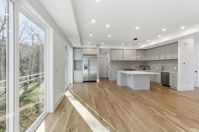 82 Louise Rd 82, Newton, MA 02467