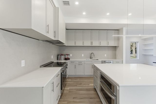 82 Louise Rd 82, Newton, MA 02467