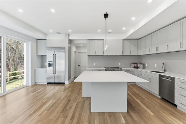 82 Louise Rd 82, Newton, MA 02467