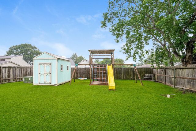 1122 Chase Park Drive, Bacliff, TX 77518