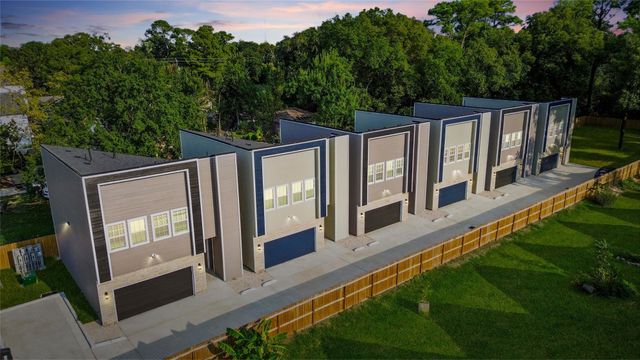 825 Paul Quinn Street B, Houston, TX 77091