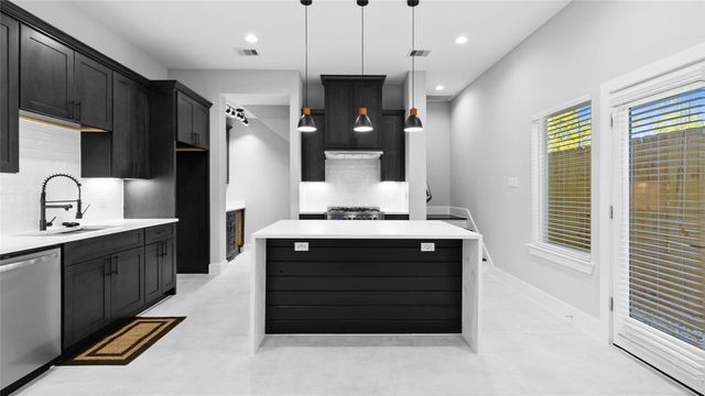825 Paul Quinn Street B, Houston, TX 77091