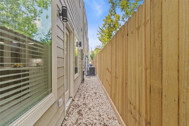 825 Paul Quinn Street B, Houston, TX 77091