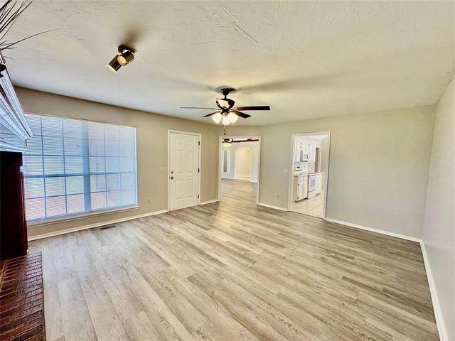 11724 SW 7th Street, Yukon, OK 73099