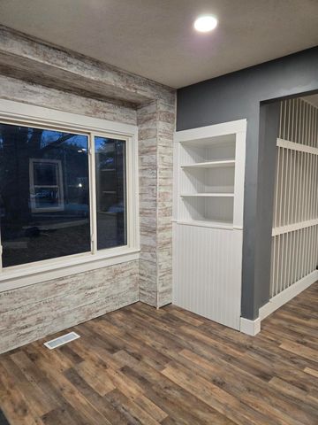 114 W Berry Avenue, Lansing, MI 48910