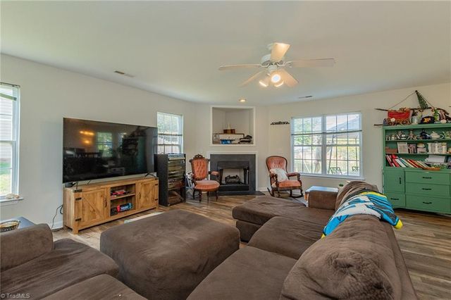 929 Peachtree Meadows Circle, Kernersville, NC 27284