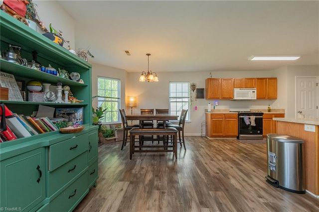 929 Peachtree Meadows Circle, Kernersville, NC 27284