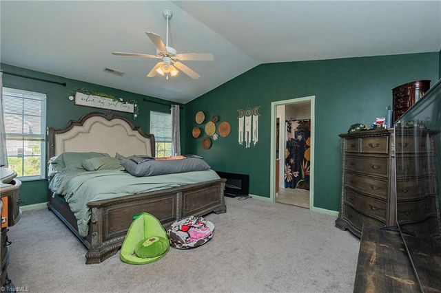 929 Peachtree Meadows Circle, Kernersville, NC 27284
