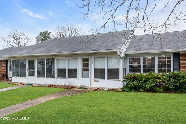 933B Thornhill Court, Lakewood, NJ 08701