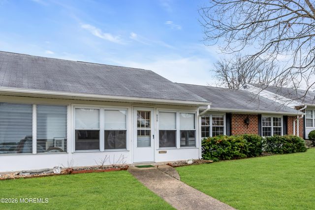 933B Thornhill Court, Lakewood, NJ 08701