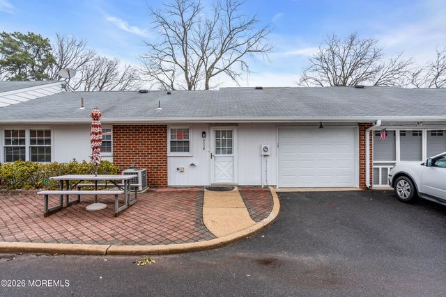 933B Thornhill Court, Lakewood, NJ 08701