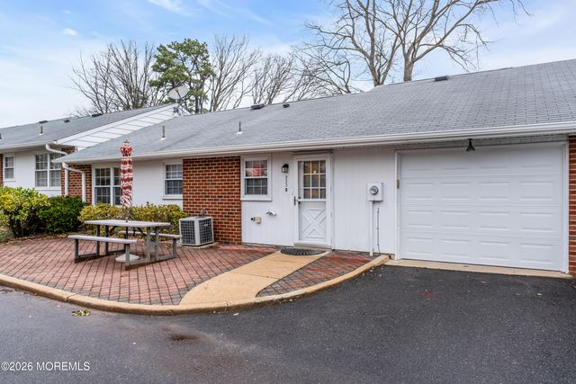 933B Thornhill Court, Lakewood, NJ 08701