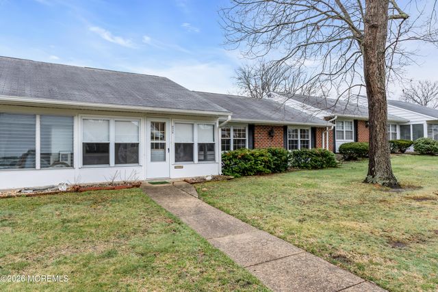 933B Thornhill Court, Lakewood, NJ 08701