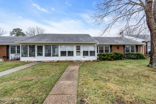 933B Thornhill Court, Lakewood, NJ 08701